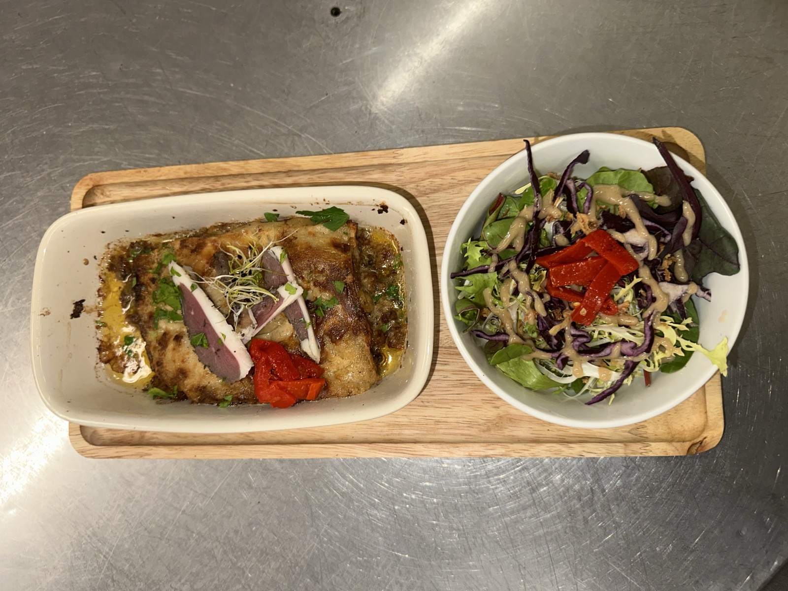 Lasagne gratinée et salade fraîche