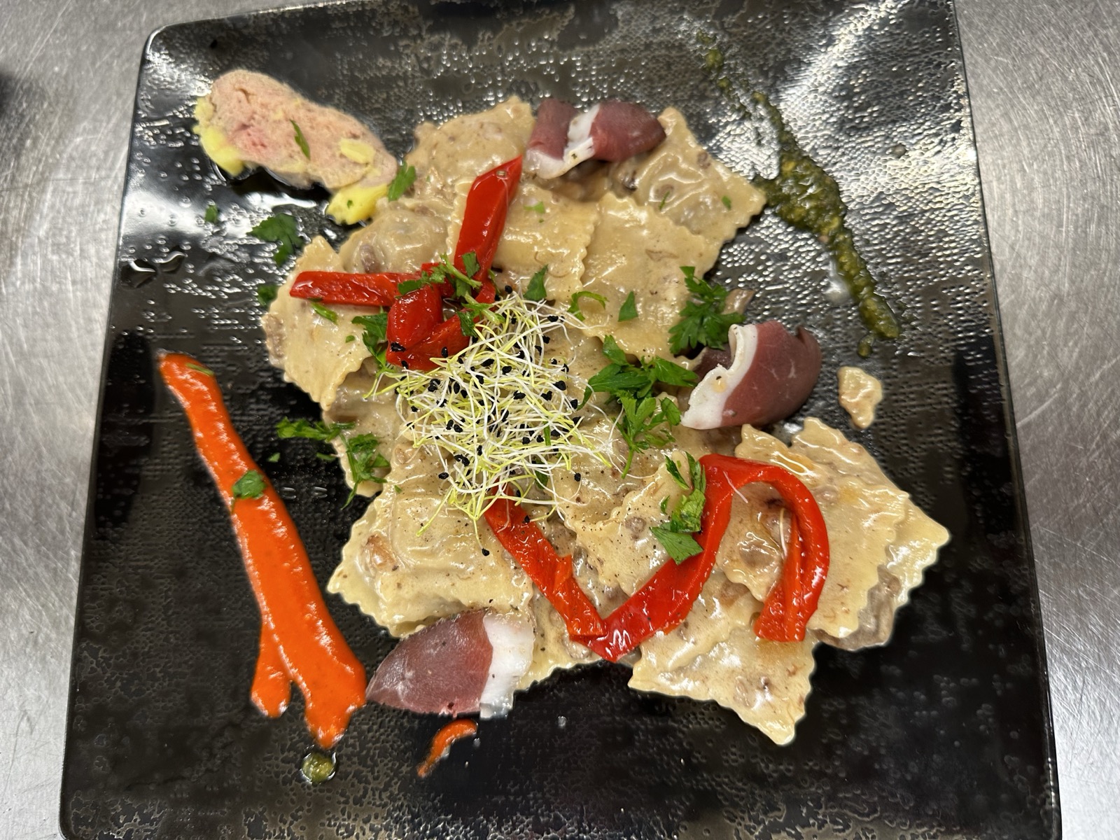 Raviolis Périgourdine, crème de cèpes et magret de canard